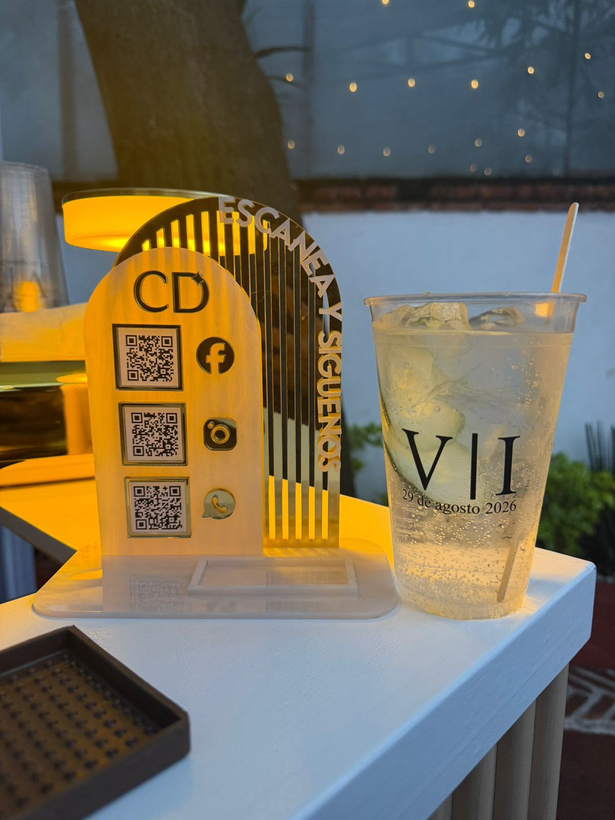 Bebida con vaso personalizado en un evento